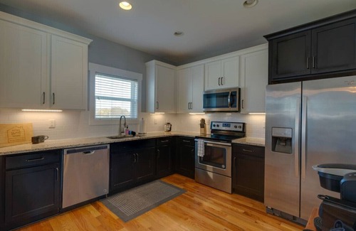 Radnor Apartamento | Mciver- 3 Bedroom Home- HUGE yard! 4.5 miles to Broadway.