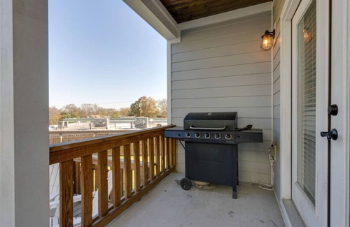 Radnor Apartamento | Mciver- 3 Bedroom Home- HUGE yard! 4.5 miles to Broadway.