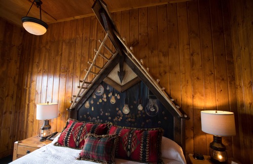 Carrolls Cabina | McMenamins Kalama Harbor Lodge