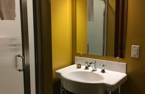 Carrolls Cabina | McMenamins Kalama Harbor Lodge