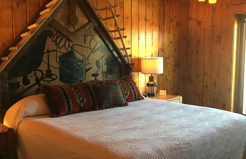 Carrolls Cabina | McMenamins Kalama Harbor Lodge