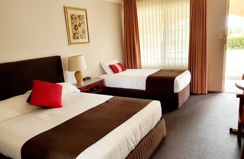 Warwick Hotel | McNevin's Warwick Motel