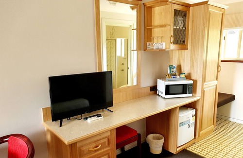 Warwick Hotel | McNevin's Warwick Motel