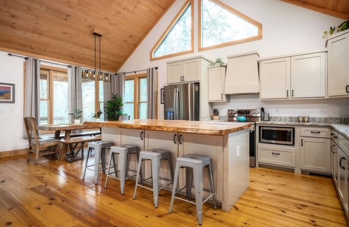 McCaysville Cabina | McStay in McCay - Charming 4-bed cabin w/ outdoor fireplace and large jacuzzi!