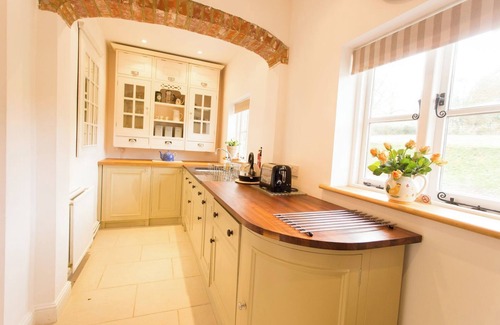 Petham Cabaña | Meadow Cottage is a delightful, secluded 4 bedroom, detached period cottage.