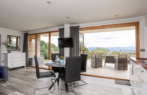 Corwen Cabaña | MEADOW LODGE, pet friendly, country holiday cottage in Corwen