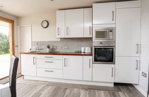 Corwen Cabaña | MEADOW LODGE, pet friendly, country holiday cottage in Corwen