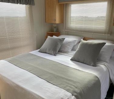 Padstow Otro | Meadow & Tide