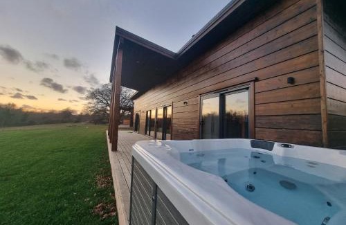 Burstall Casa | Meadow Valley Lodge 3 - Hot Tub