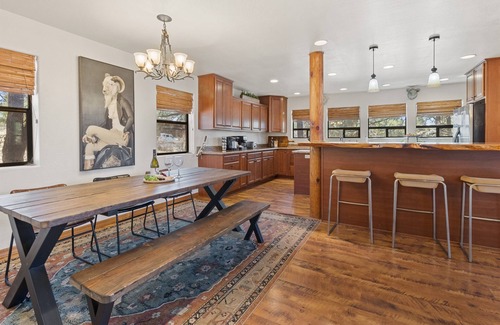 Overgaard Cabina | Meadow View Manor | Hot Tub~Billiards~King Beds