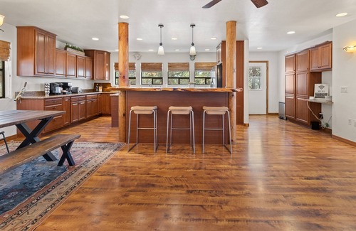 Overgaard Cabina | Meadow View Manor | Hot Tub~Billiards~King Beds