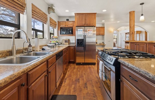 Overgaard Cabina | Meadow View Manor | Hot Tub~Billiards~King Beds