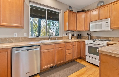 Westbrook Meadows Casa | Se admiten mascotas Jacuzzi privado cerca del centro de Old Mill District WiFi gratuito A / C Minutos a Mt. Bachel