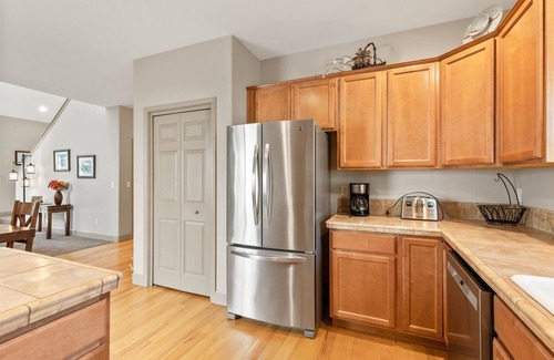 Westbrook Meadows Casa | Se admiten mascotas Jacuzzi privado cerca del centro de Old Mill District WiFi gratuito A / C Minutos a Mt. Bachel