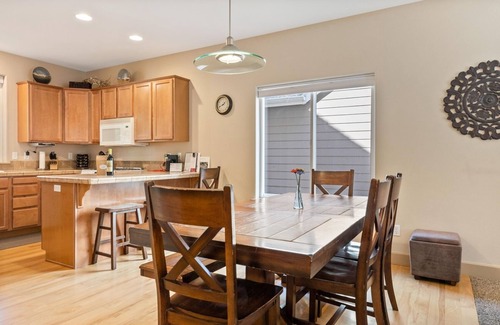 Westbrook Meadows Casa | Se admiten mascotas Jacuzzi privado cerca del centro de Old Mill District WiFi gratuito A / C Minutos a Mt. Bachel