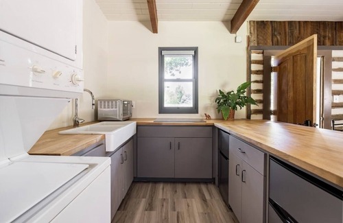 Kernville Casa | Meadowlands Cottage, Horse Ranch with Wood Burning Stove and a River, Hot Tub
