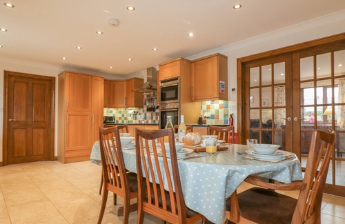 Goonhavern Cabaña | MEADOWSIDE, family friendly, with hot tub in Goonhavern