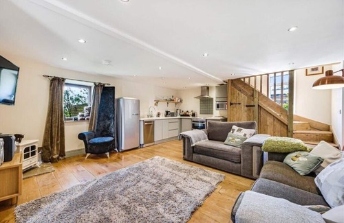 Otley Cabaña | Meagill Cottage a Cozy retreat with hot tub