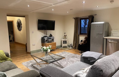 Otley Cabaña | Meagill Cottage a Cozy retreat with hot tub