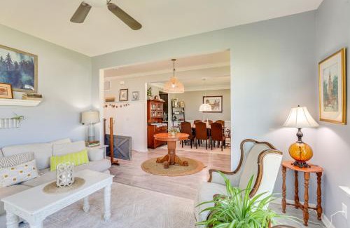 Moncks Corner Casa | Media Room and Yard Modern Moncks Corner Home