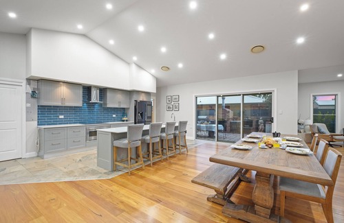 Dubbo Casa | Mediterranean Retreat | Mineral Pool, Golf Views, Near Zoo