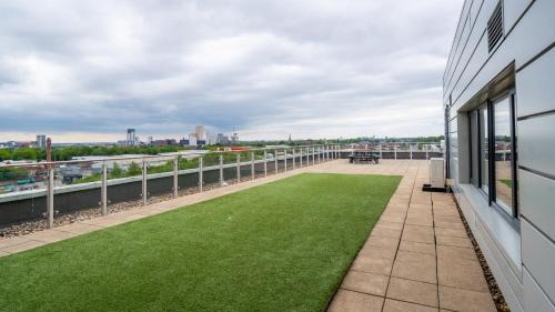 Salford Apartamento | Mega3 Luxury 2Bedrooms Apartment -2Baths, 2Toilets with free parking
