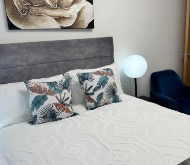 Salford Apartamento | Mega3 Luxury 2Bedrooms Apartment -2Baths, 2Toilets with free parking
