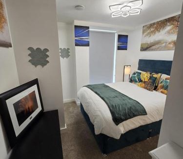 Salford Apartamento | Mega3 Luxury 2Bedrooms Apartment -2Baths, 2Toilets with free parking
