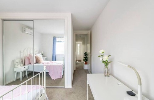 Bundoora Casa | MEL Latrobe Uni townhouse for 6 people tram golf RMIT Bundoora