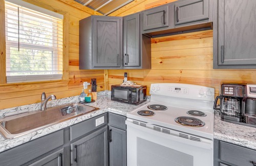 Boswell Cabina | Melbourne Home w/ Fire Pit on the White River!