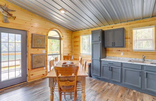 Boswell Cabina | Melbourne Home w/ Fire Pit on the White River!