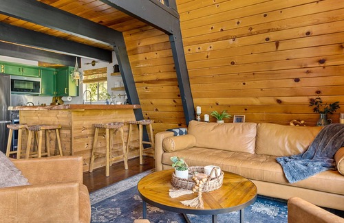 Running Springs Cabina | Mellow Mountain A-frame Hideaway with Hot Tub
