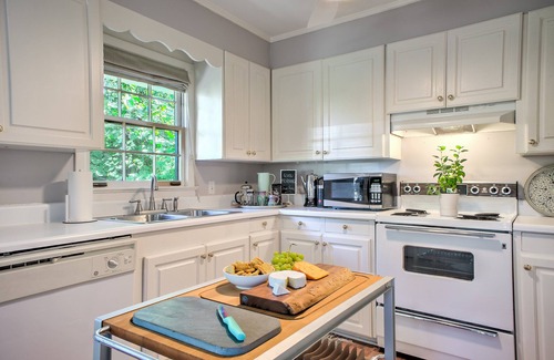 Lynn Casa | Melrose House Cottage: Pet-Friendly Cottage with Patio | walk to downtown
