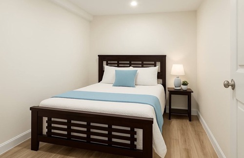 Saanich East Cama Y Desayuno | Melrose Place Poolside Hideaway Basement Suite Sleeps 6+