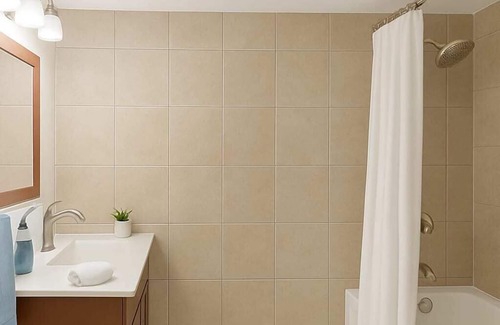 Saanich East Cama Y Desayuno | Melrose Place Poolside Hideaway Basement Suite Sleeps 6+