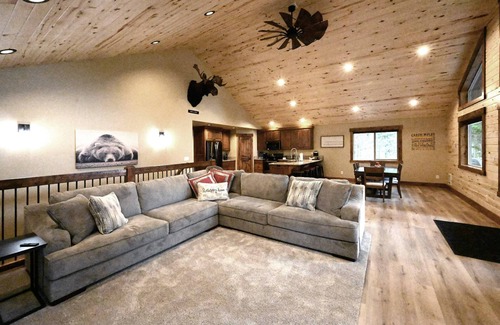 Island Park Cabina | Melvin's Retreat, Sleeps 12, 19 Miles to Yellowstone!