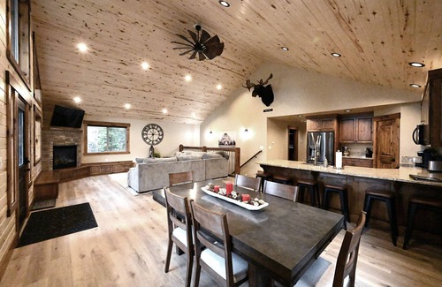 Island Park Cabina | Melvin's Retreat, Sleeps 12, 19 Miles to Yellowstone!