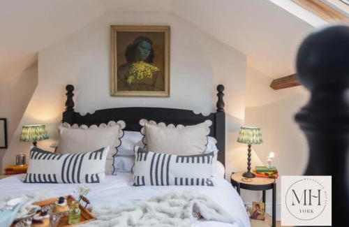 York Casa | Menagerie House Luxury 3-Bedroom Cottage with Walk Score 98 in Central York