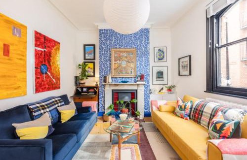 York Casa | Menagerie House Luxury 3-Bedroom Cottage with Walk Score 98 in Central York