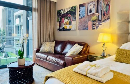 Menlyn Apartamento | Menlyn Maine Residences - Napoli with king sized bed