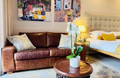 Menlyn Apartamento | Menlyn Maine Residences - Napoli with king sized bed