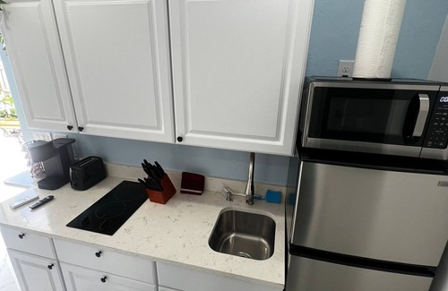 Poinsettia Heights Apartamento | Mermaid Den 5 minutes to beach