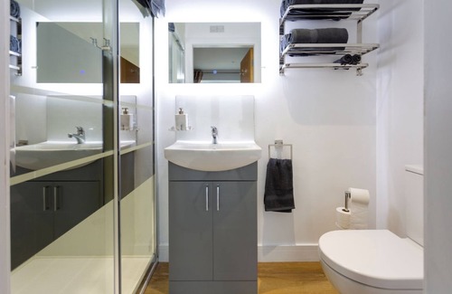 Newtownards Apartamento | Merok Old Granary luxury accommodation for 2 persons in single unit.