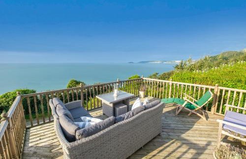 Seaton Casa | Mesmerising sea views - Penrose - above the beach Cornwall.