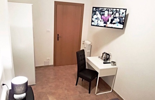 Tuscolano Apartamento | METRO FURIO CAMILLO APARTAMENTO SUPER ESPACIOSO-4 HABITACIONES PRIVADAS -4 BAÑO PRIVADO