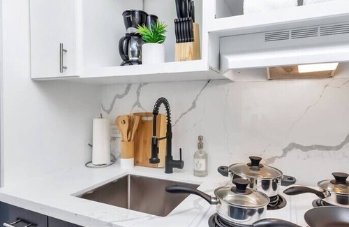 South Central Houston Casa | Metro Living I Sleeps 14 Wi-fi Parking Free Gym