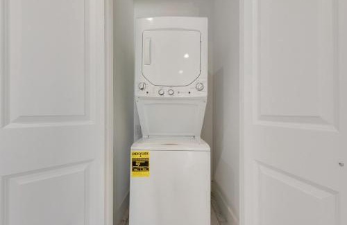 Downtown Dallas Apartamento | Metro View 2BR I Parking I King Bed I Workspace