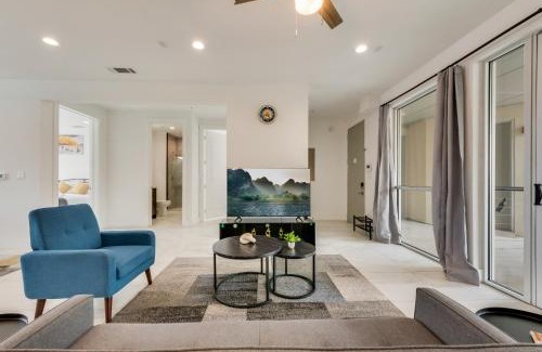 Downtown Dallas Apartamento | Metro View 2BR I Parking I King Bed I Workspace
