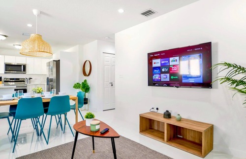 Gladeview Apartamento | Stunning 3-Bedroom Duplex with Free Parking
