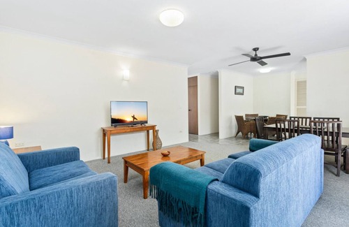 Miami Apartamento | Miami, Walk over to Patrolled Beach